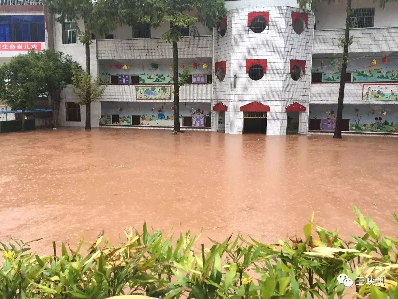 遭遇大暴雨袭击,一小学操场教室被淹没,学校被迫停课