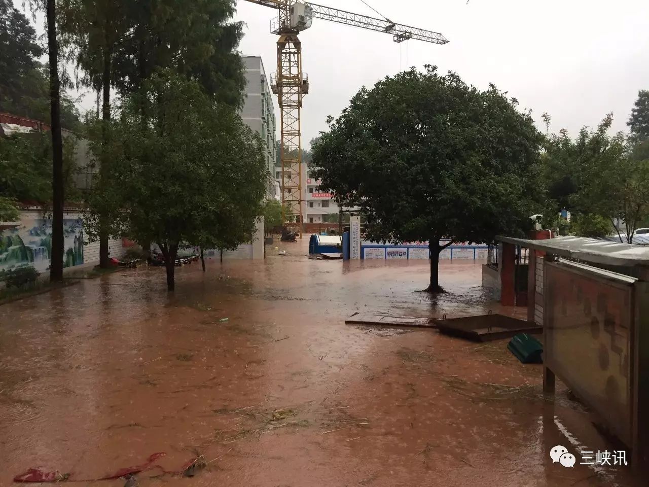 遭遇大暴雨袭击,一小学操场教室被淹没,学校被迫停课