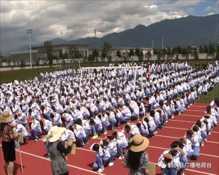 演练结束后,鹤阳初级中学负责人对此次防空袭紧急疏散演练作了总结.