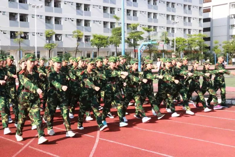 进入第五天,在"九一八"事变纪念日,广信的大一新生们不管风吹日晒雨淋