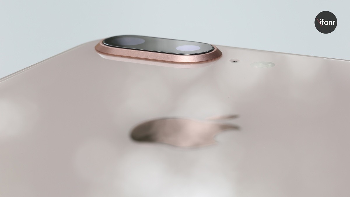 iPhone 8/8 Plus 首发真机图赏：请忽略正面，看它们的美背 - 6