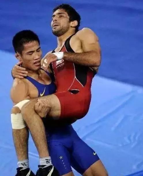 21 2010年的一场摔跤比赛中,伊朗选手在比赛时受伤.