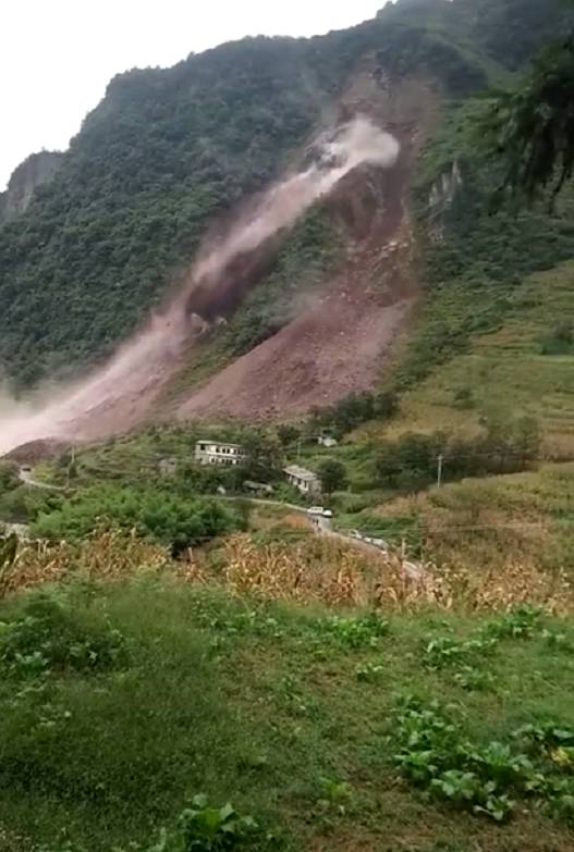 镇雄坡头发生山体滑坡,太危险了!