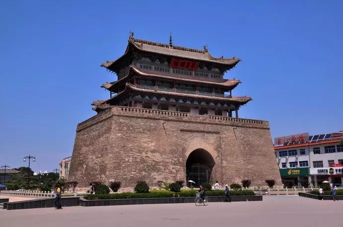 威远楼位于陇西县城中心, 威远楼是陇上著名古建筑,它巍峨壮丽,气魄