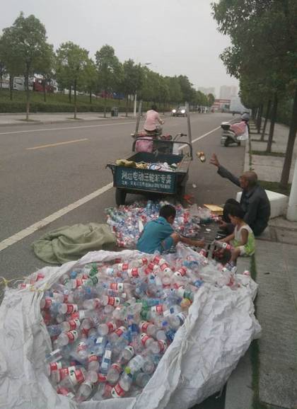 小女孩爸妈去外地打工了,他带着孙子孙女来信阳捡破烂