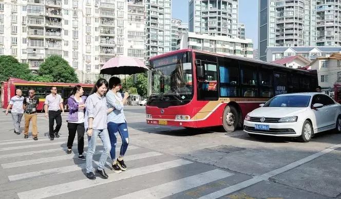 救护车马警察猜成语_救护车卡通图片(2)