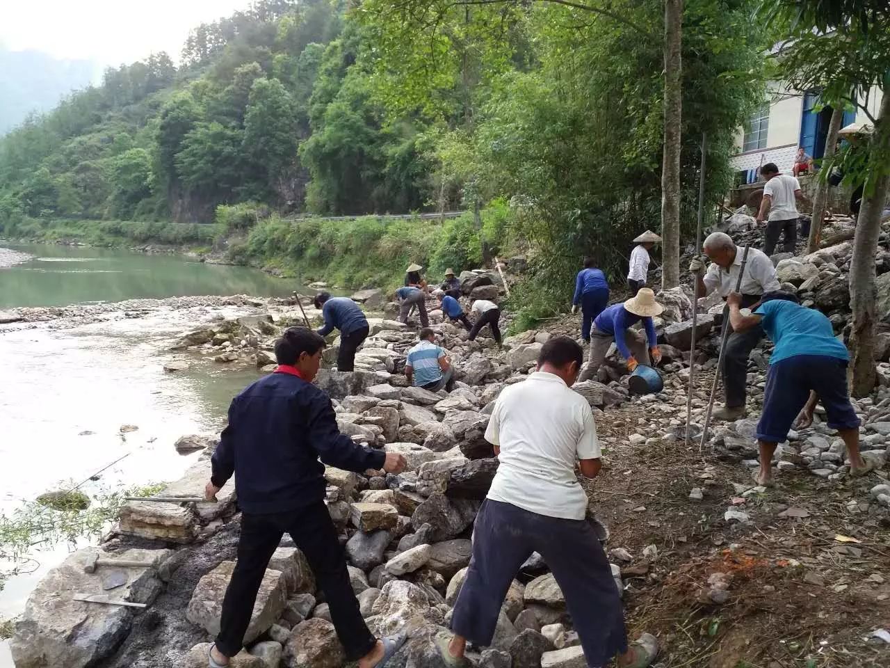 防洪堤坝,让农民的辛苦钱不再打水漂