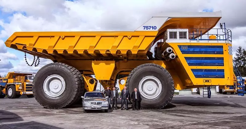 别拉斯belaz 75710 自卸车 no.6 日立hitachi ex8000 挖掘机