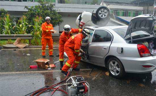 公路路面保护天使:道路止滑地坪,能减少雨天行车事故