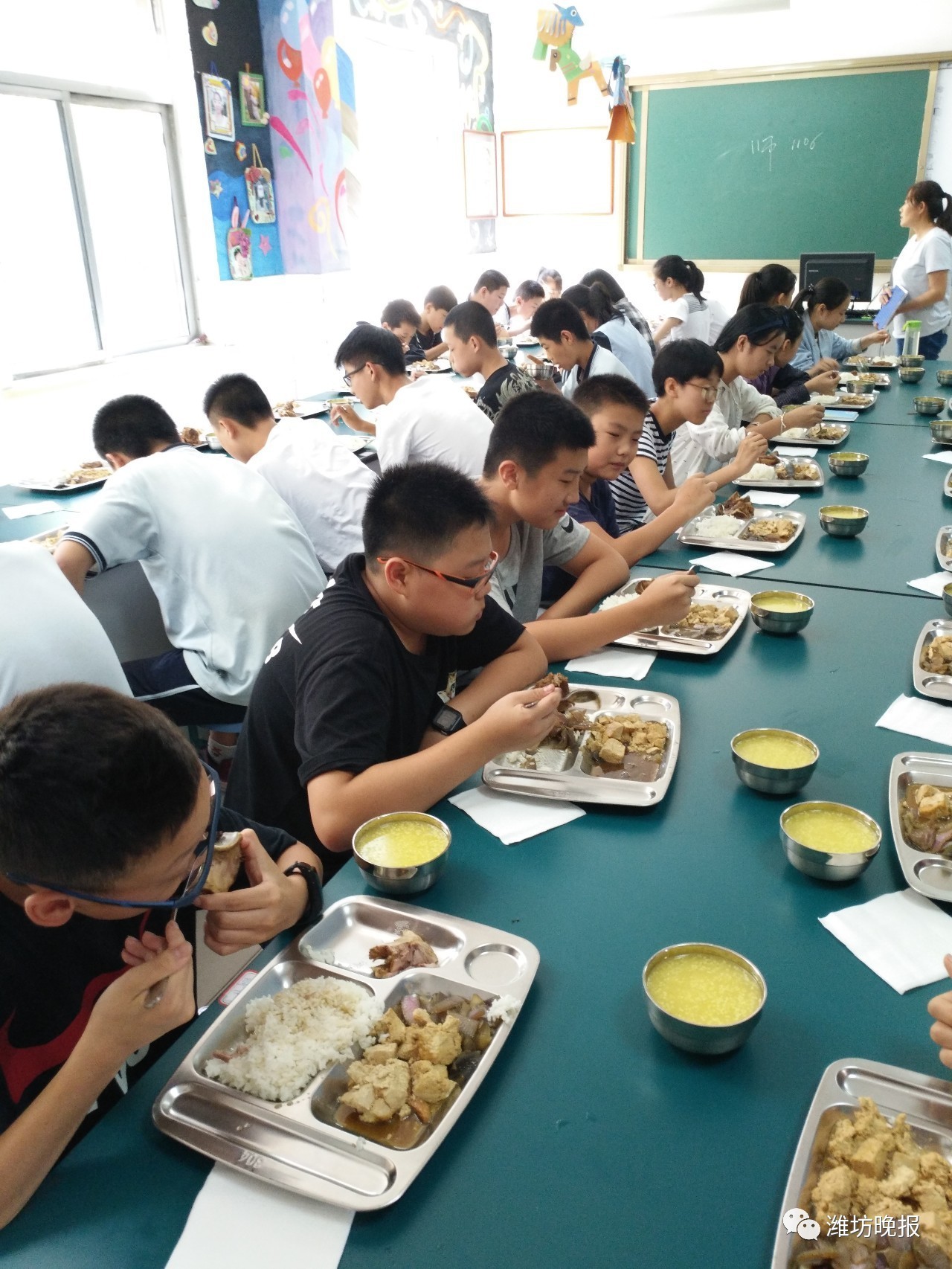 鄂尔多斯市第一中学伊金霍洛分校的学生在学校用午餐及午休_鄂尔多斯市人民政府