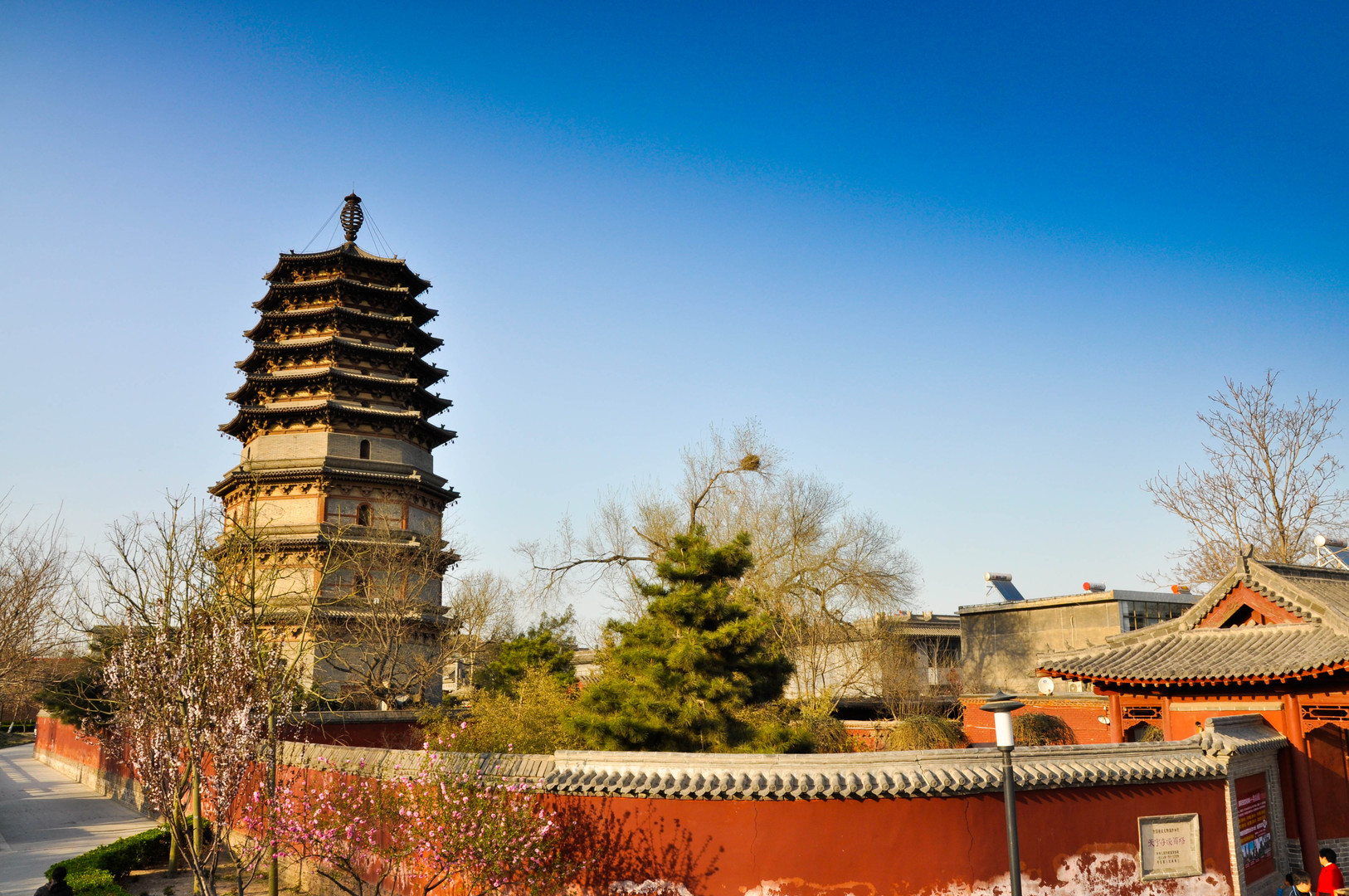 正定素有"九楼四塔八大寺,24座金牌坊"之美称,加上寺有寺的传说,塔有