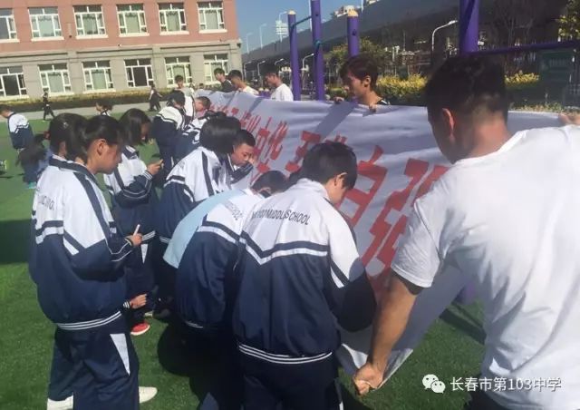 103中学全校师生这一举动感动春城国旗下他们再一次成长