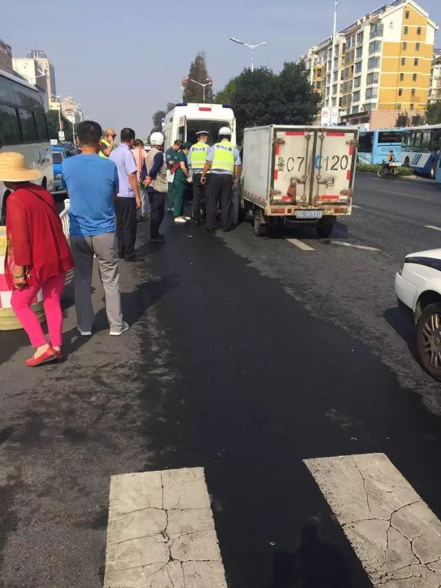 【现场照片】    附近居民称:这个路段真的是经常出车祸,剐蹭,撞人