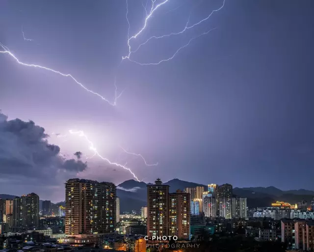 社会 正文  昨天,凯里地区打雷下雨,雷声大,闪电强,雨也大.