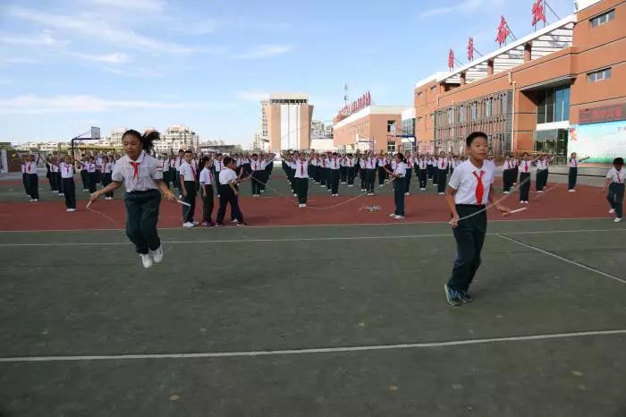 东胜区万佳小学技艺精湛的花样跳绳