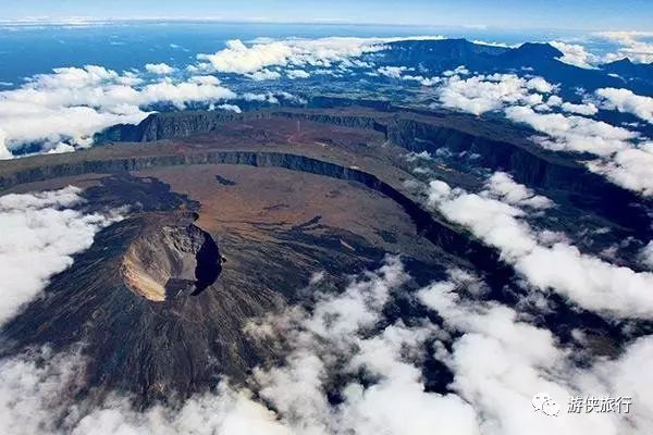 马斯克林群岛中的一个火山岛 海岸线长207千米 西距马达加斯加650千米