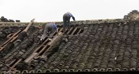 科技 正文  小青瓦屋面为我国传统的斜屋面防水形式, 由于瓦片为弧形