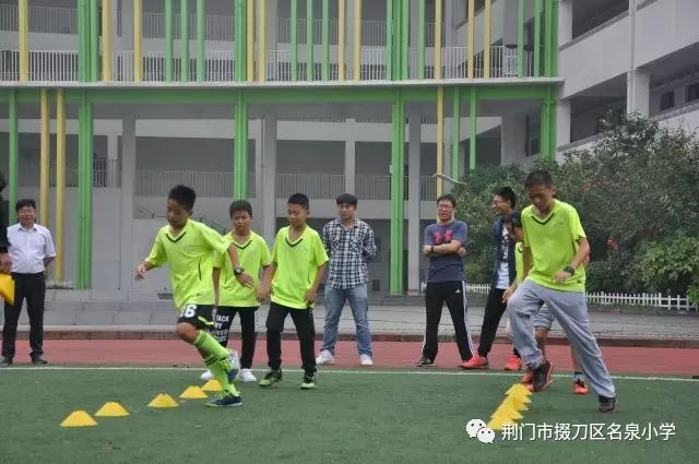 昨天省足球精英教练与名泉小学足球小子面对面