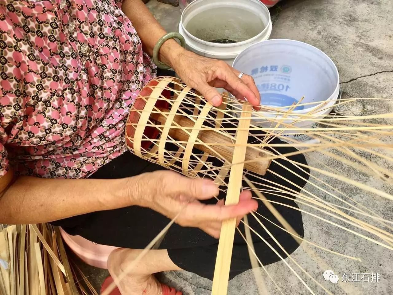 石排一阿婆织灯笼60年,勾起了几代人的回忆!