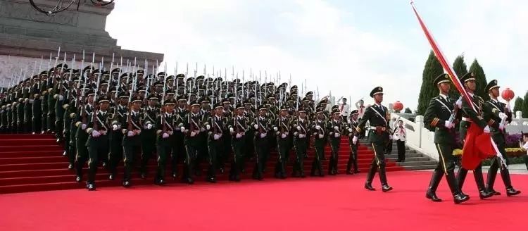 平日升旗仪式由国旗护卫队38人实施,升旗时播放《国歌》录音.
