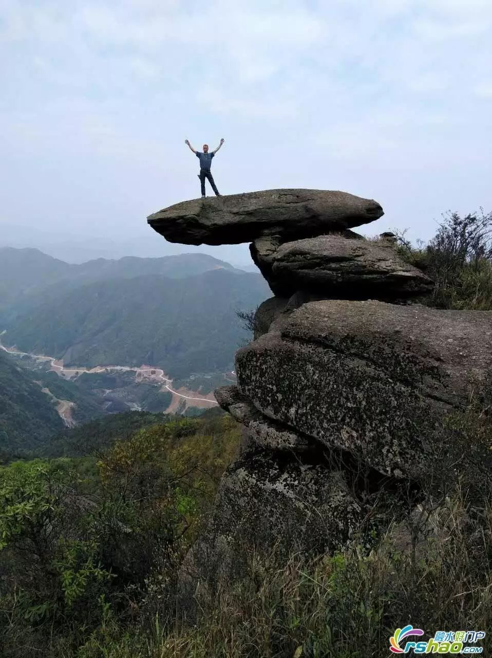 飞来石:按你的吨位,你敢往前多走一步吗?