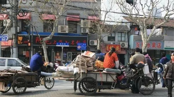 中国的GDP离不开工人的加班_熬夜加班图片