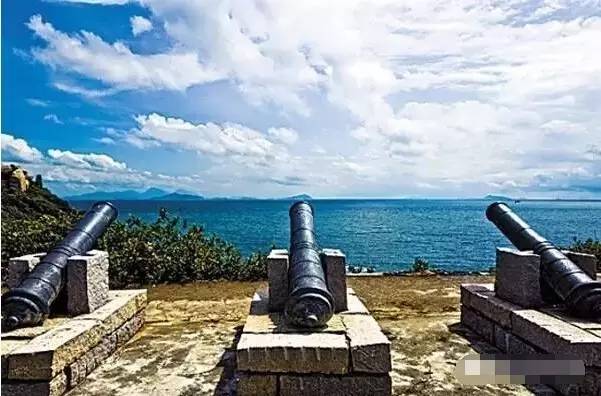 南沙湾新石器时代遗迹,铳城的残墙,烽火台遗址,以及"武当胜景"的石刻