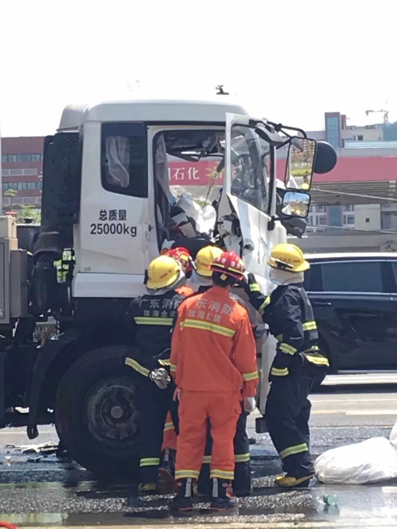 突发今天珠海红旗路口发生一起严重车祸事主当场