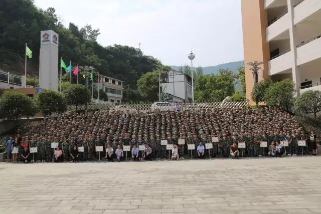 实践基地校长宣布第三十五届万州高级中学综合实践活动圆满结束,所有