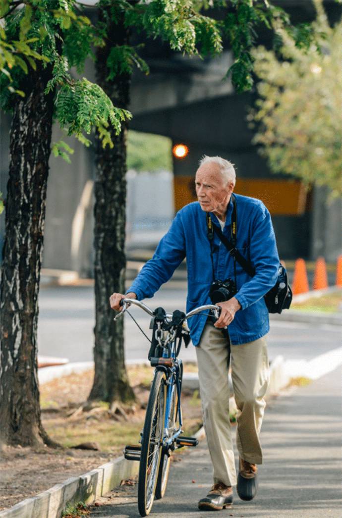 街拍鼻祖 bill cunningham 经典的卡其裤搭配工装外套 look