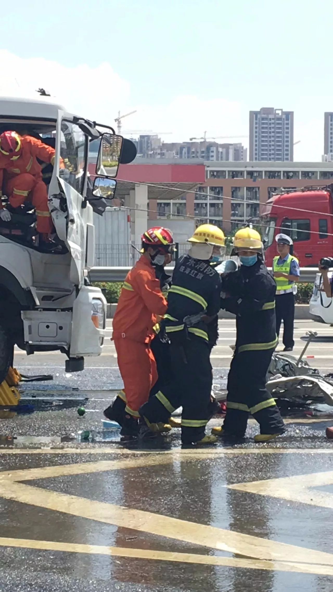 突发!今天珠海红旗路口发生一起严重车祸,事主当场