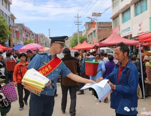 走进以那镇进行路政宣传 治理 根据气候时节开展集中整治 路政管理