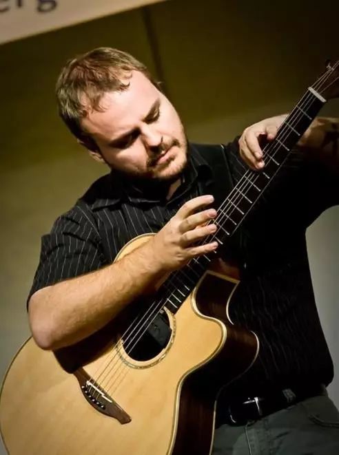 指弹大师andy mckee 和他的rylynn