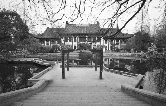 1903年9月, 三江师范学堂于暂借江宁府公房挂牌开办, 1904年10月正式