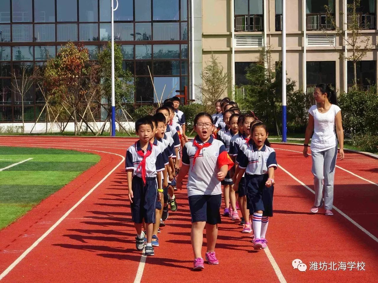 资讯潍坊高新区大观小学隆重举行第一届队列队形比赛活动