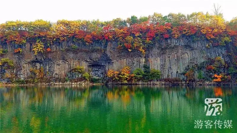 宽甸黄椅山|火山崖壁红枫摇曳山水红叶相逢,醉人,醉心