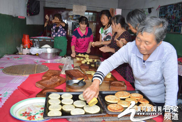 孝义:手工月饼迎中秋(图)