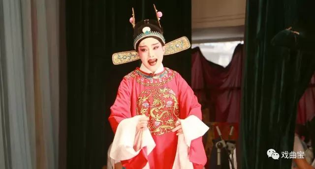 这出在永芳古戏院上演的黄梅戏经典《女驸马》,领衔主演是杨俊哟