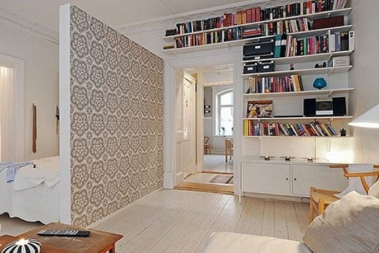仅用一面隔断墙,就区分开客厅与卧室的空间;而墙面选用了灰色花纹