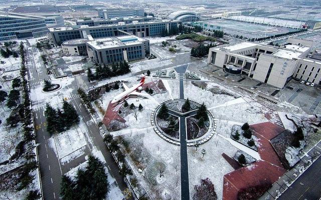 年交通大学,浙江大学,南京大学的航空工程系在南京组建华东航空学院