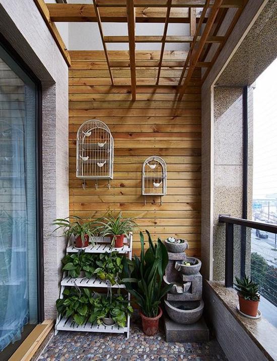 喜欢养花鸟的,阳台就可以装修设计成这样了,放一个花架,在墙上粘几个
