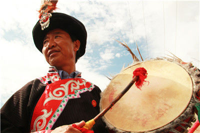 传统的羊皮鼓,配合羌族民间小调