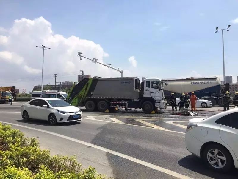 突发!今天红旗路口发生一起严重车祸,事主当场