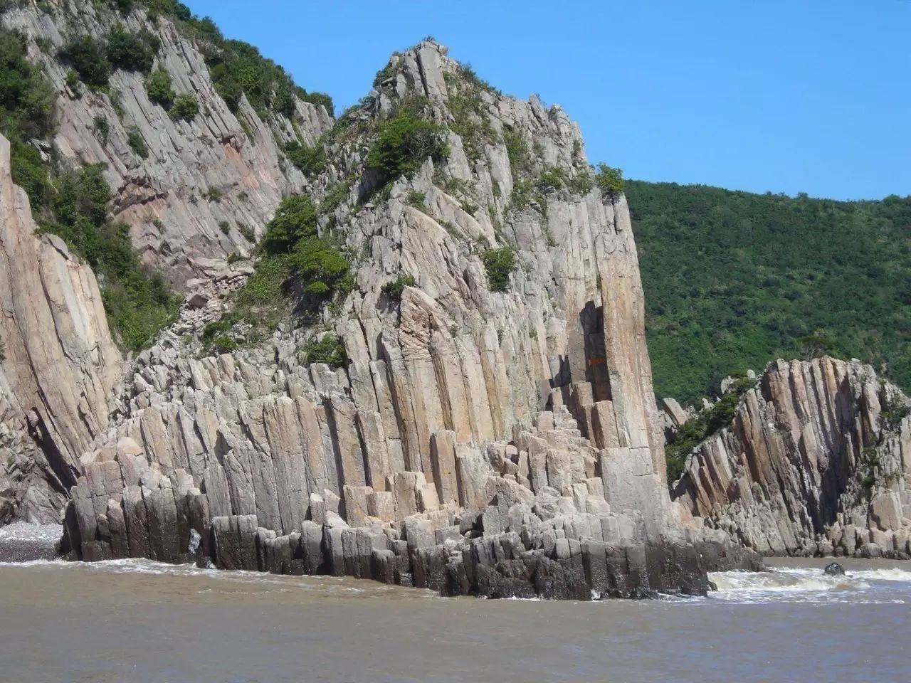 它叫灵岩山 在象山,有座岛,被称为"海上石林"景观,它叫花岙岛(象山花