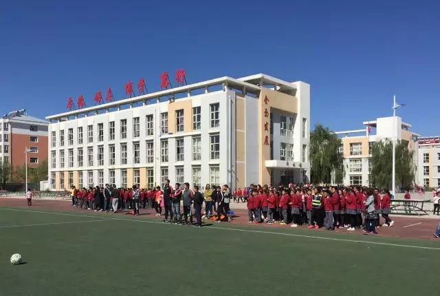 北京八喜足球俱乐部与张北县师范路小学足球合作帮扶