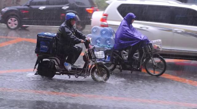 仍有人冒雨前行 提醒大家一定要注意安全