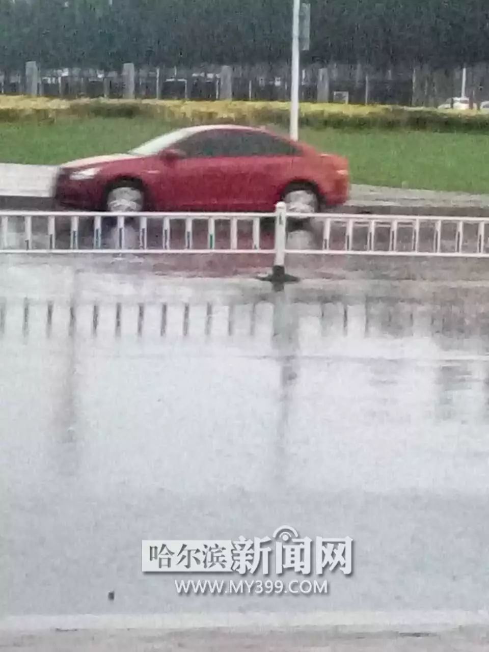 风里雨里,下班路上挨浇的你……丨雷电黄色预警,大风蓝色预警同时发布