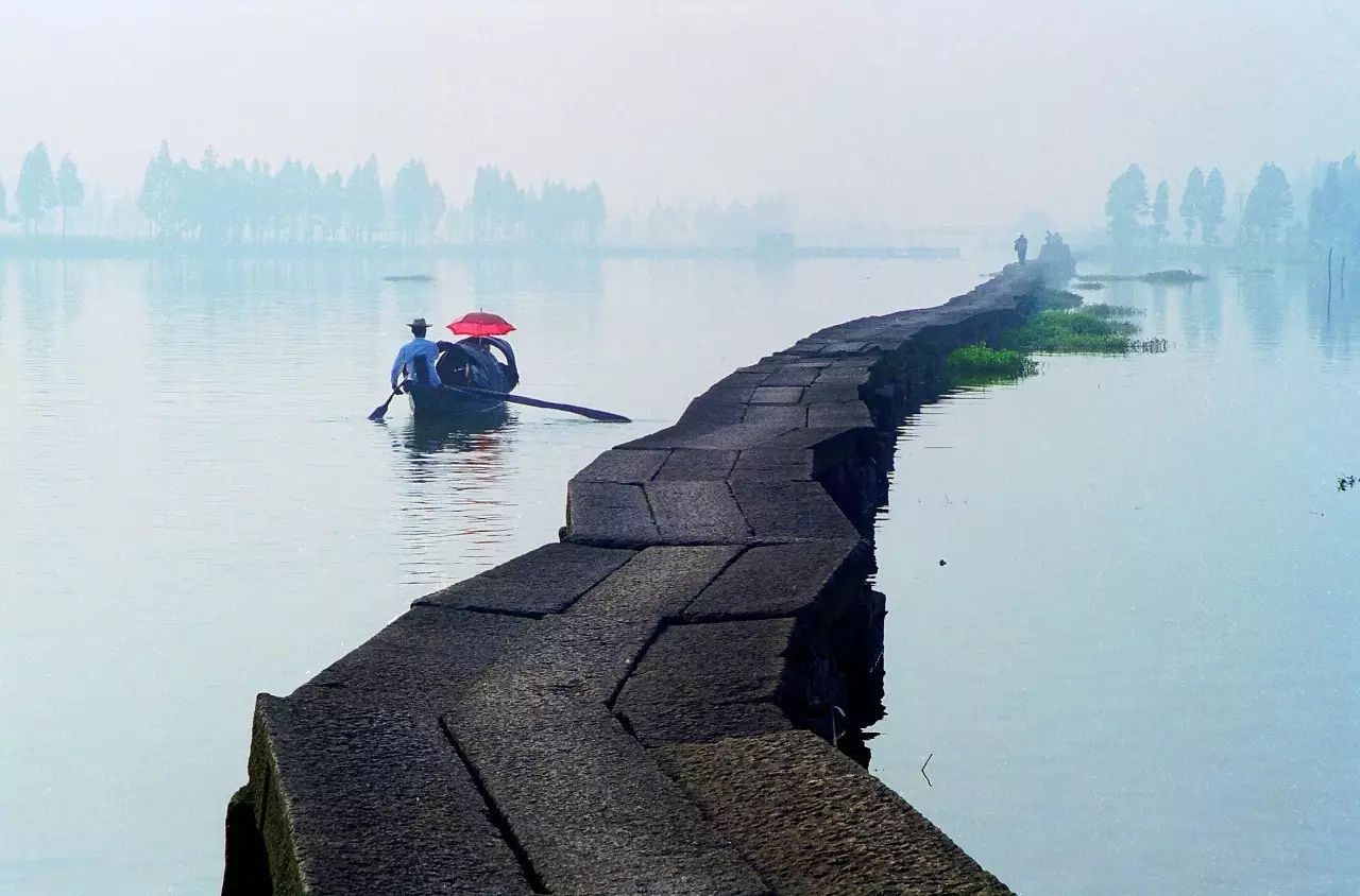 古纤道,始建于唐朝,初为泥塘,明朝时逐渐