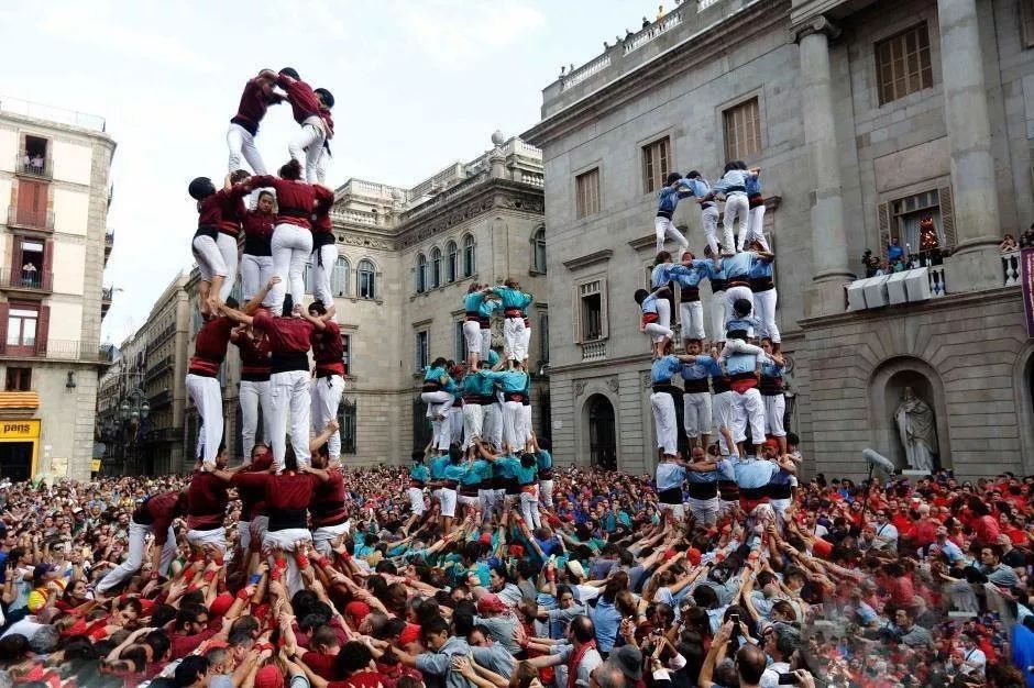 这个活动是圣梅尔塞节期间的一大亮点,castellers(叠人塔)的目的在于