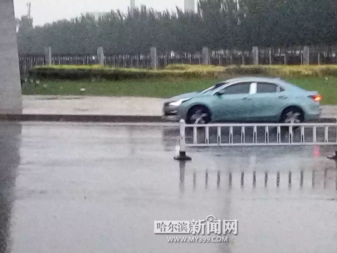 风里雨里,下班路上挨浇的你……丨雷电黄色预警,大风蓝色预警同时发布